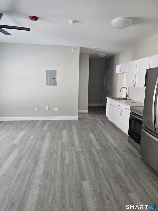 Building Photo - 775 Main St