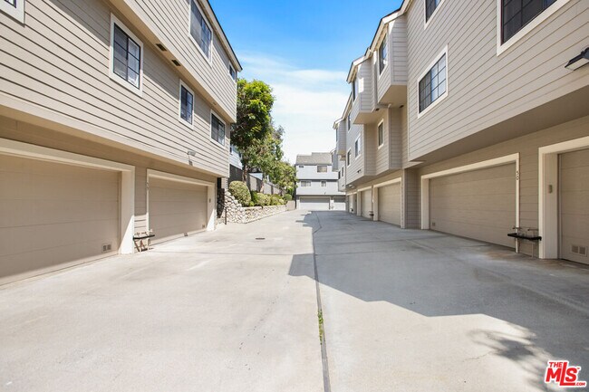 Building Photo - 249 Alpine St