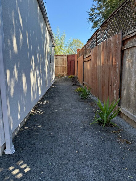 Building Photo - 6649 Delbarton St