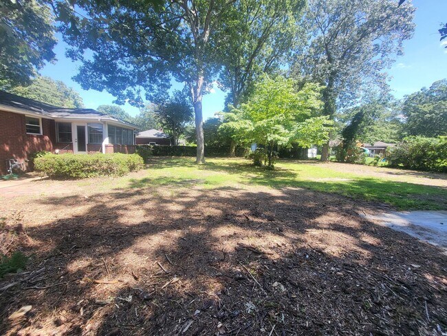 Building Photo - 1653 Sheppard Ave