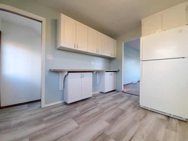 Building Photo - 2004-16 1/2 16 1/2 St NW