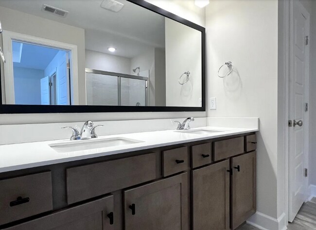 Building Photo - 207 Taylor Woods Ct