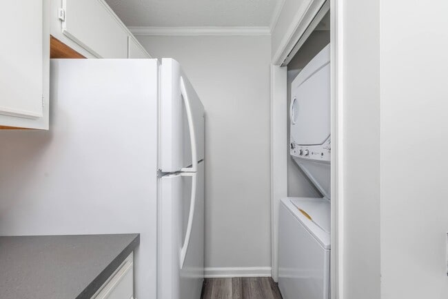 Building Photo - TWO ENSUITES!