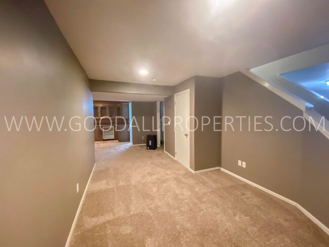 Building Photo - Executive Home - 4 Bedroom, 3.5 Bathroom in Country Club Neighborhood with Finished Basement