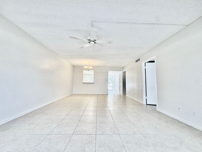 Building Photo - Charming 2 bed/ 2 bath in Royal Palm Villas