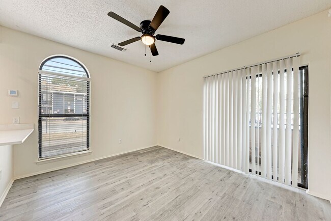 Building Photo - West campus 1 bed condo just 2 blocks from UT