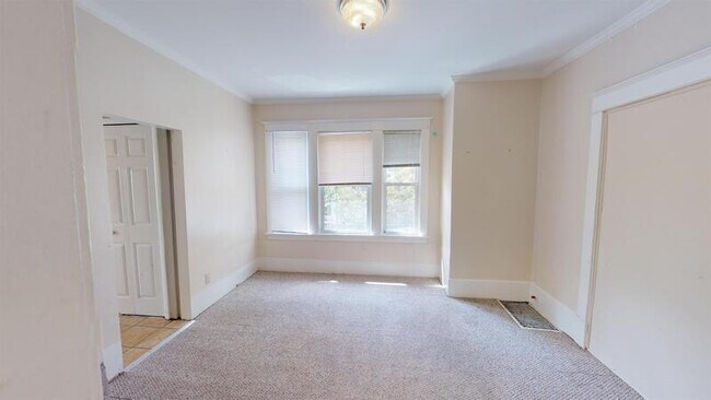 Building Photo - 822 Dewey Ave