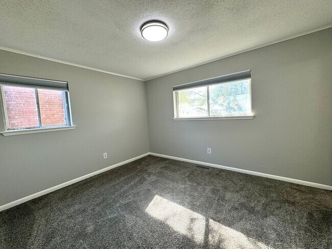 Building Photo - 1105 N Fern Ave