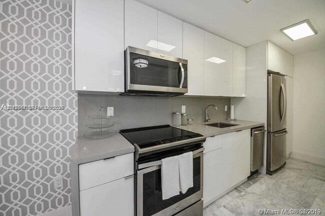 Building Photo - 1255 Collins Ave