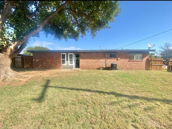 Building Photo - 3 bed 1 bath rental near YMCA now available.