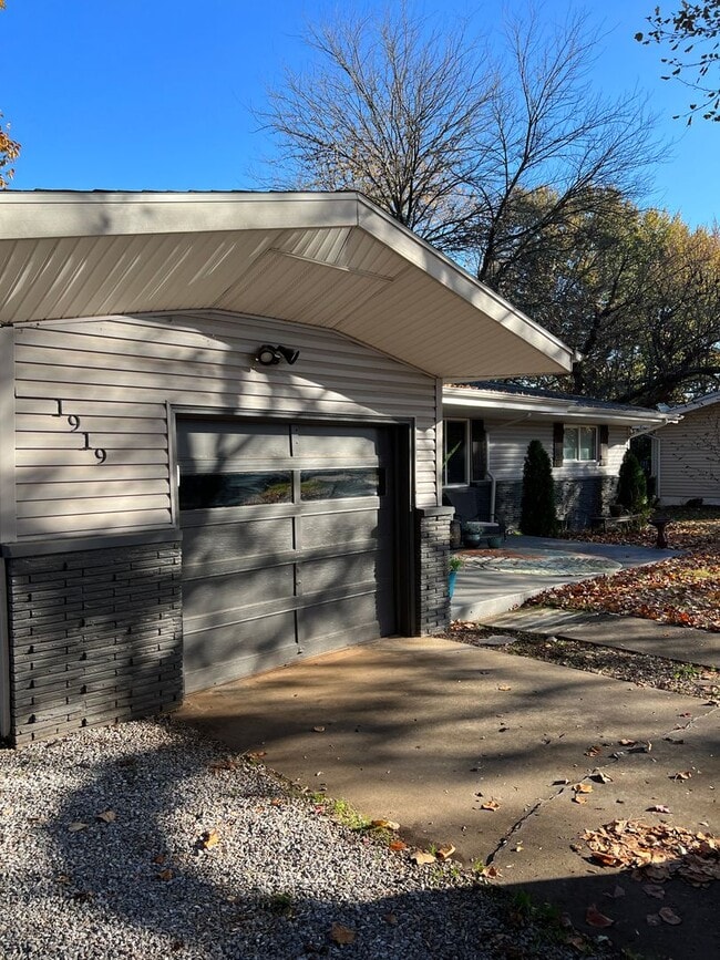 Building Photo - Brentwood - 3 bedroom, 1.5 bathroom, 1 car...
