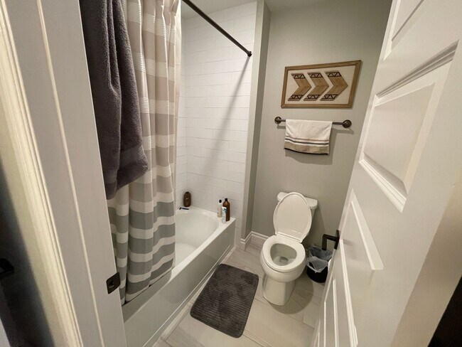 Building Photo - Beautiful and Newer 3 Bedroom Townhome in ...