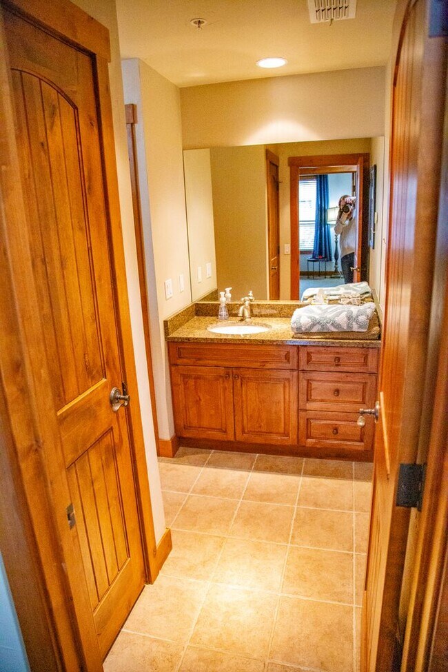 Building Photo - Wonderful Furnished 3 Bedroom & 2 Bathroom...