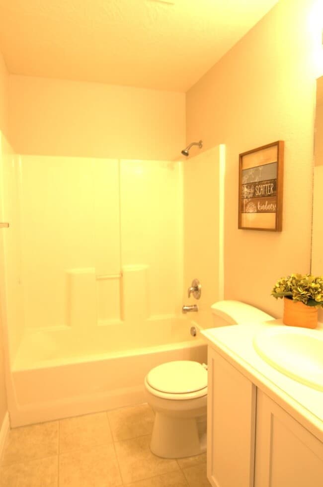 Building Photo - Large Family Home Ready for You!!