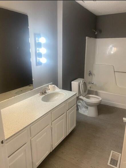 2nd Floor Bath - 216 Northport Hills Dr