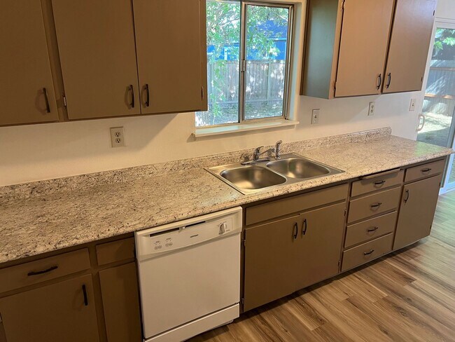 Building Photo - 2 Bedroom 1 Bathroom Duplex in Springfield