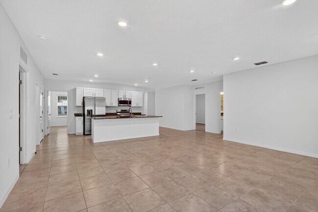 Building Photo - 657 NE Horizon Ln