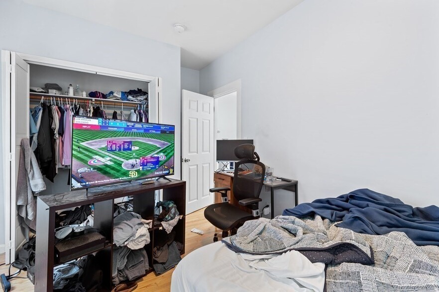 Building Photo - 651 E 7th St