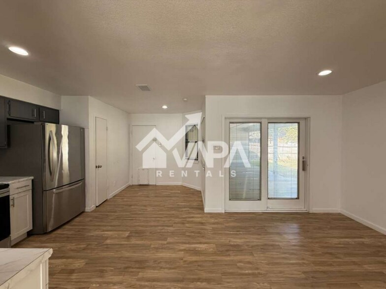 Building Photo - 302 Kingsman St