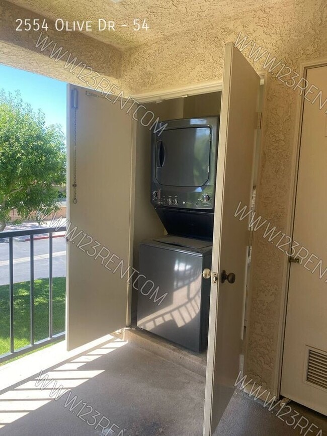 Building Photo - 2554 Olive Dr