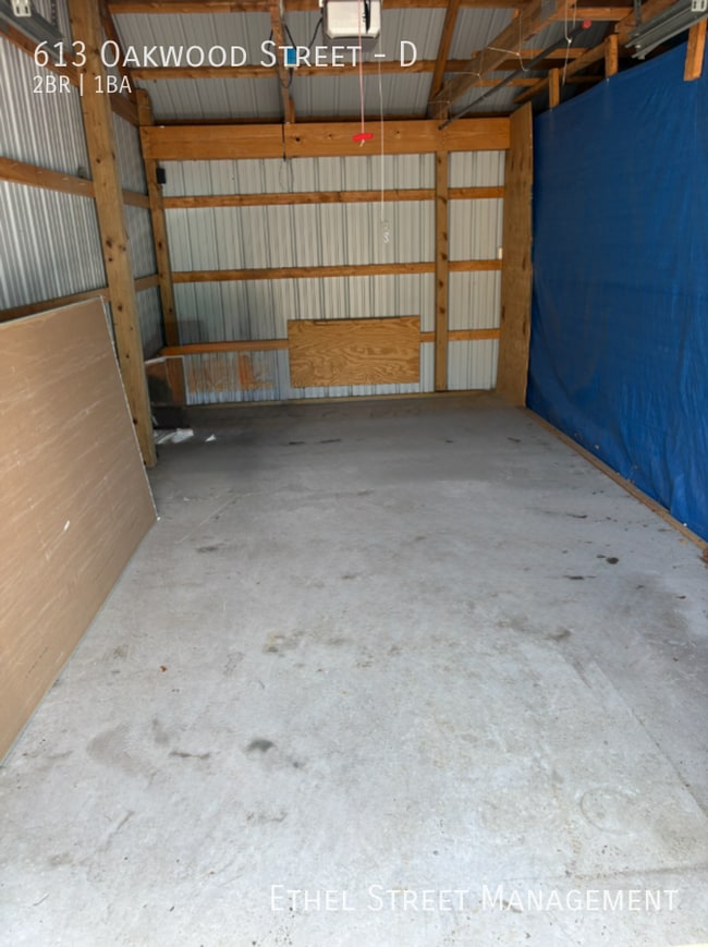 Building Photo - 613 Oakwood St