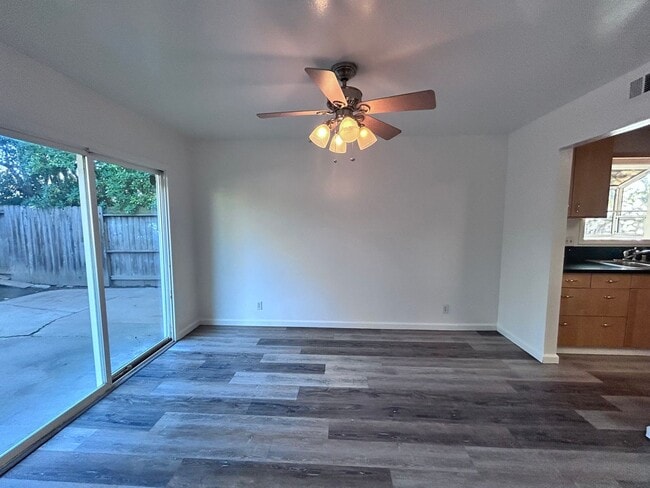 Building Photo - Three Bedroom Two Bathroom Home