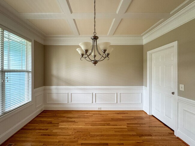 Building Photo - 5 Bedroom Home in Gated Golf Course Community