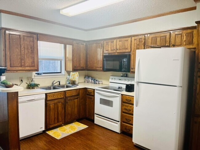 Building Photo - 2 Bd / 2 Ba Townhome Minutes Away From Campus & Downtown!