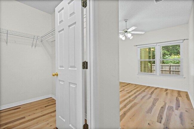 Building Photo - 2 Bedroom in Convenient Area