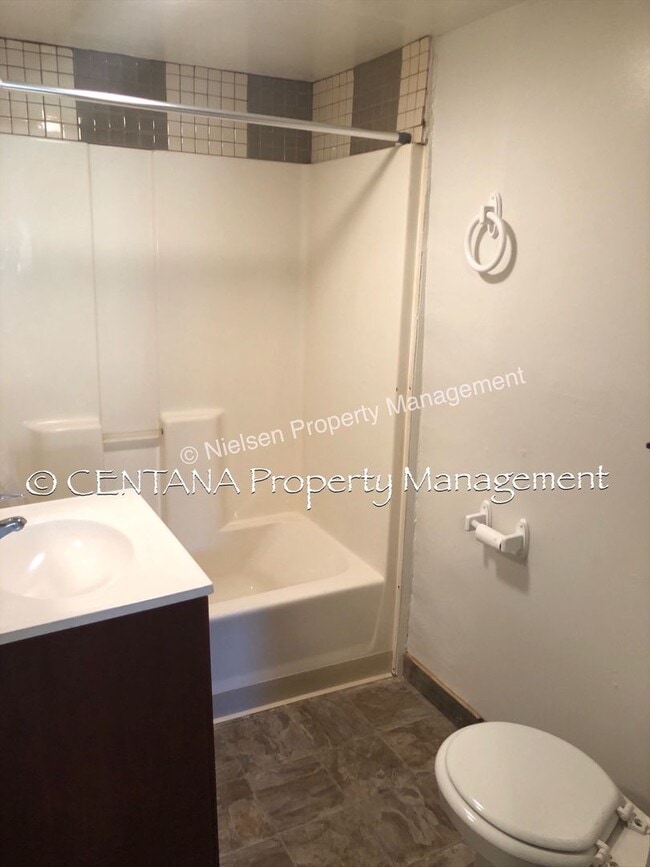 Building Photo - Newly Updated 3 Bedroom house