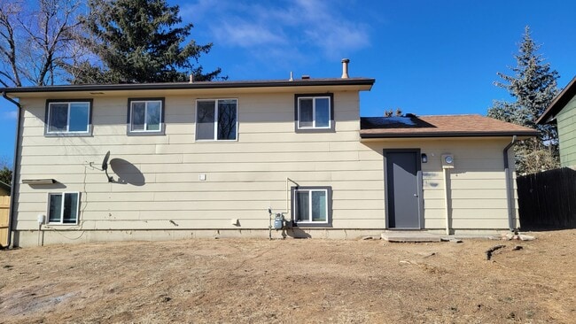 Building Photo - 4 Bedroom, 1.75 Bathroom - Freshly Updated! Available Now!