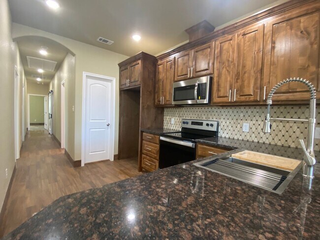 Building Photo - 105 Sabine Ave. #B