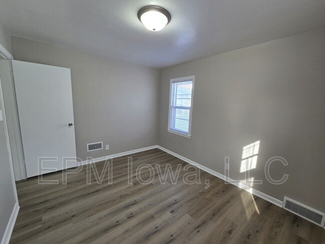 Building Photo - 1147 Bourland Ave