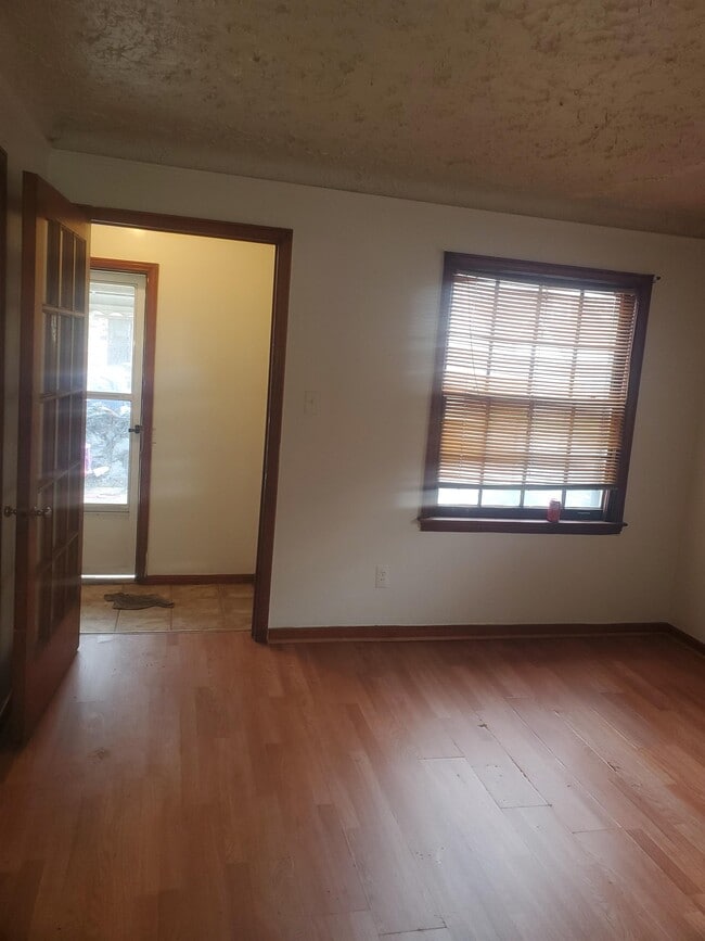 Building Photo - 8544 Roselawn St