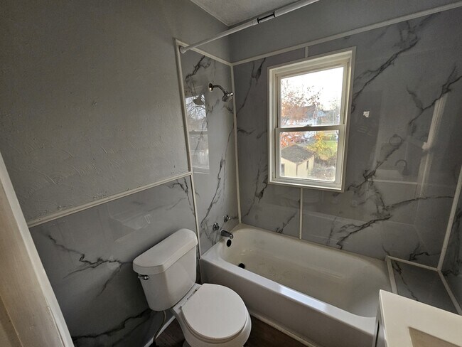 Building Photo - 1852 E 32nd St