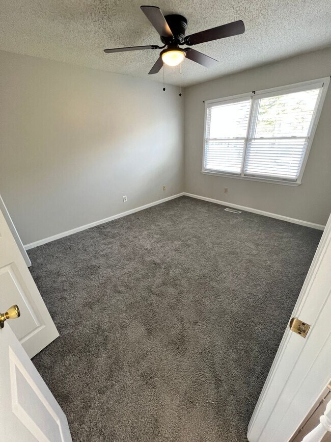 Building Photo - 575 Heritage Ct