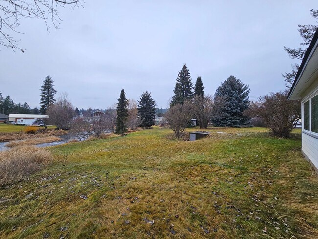 Building Photo - 3710 E Chattaroy Rd
