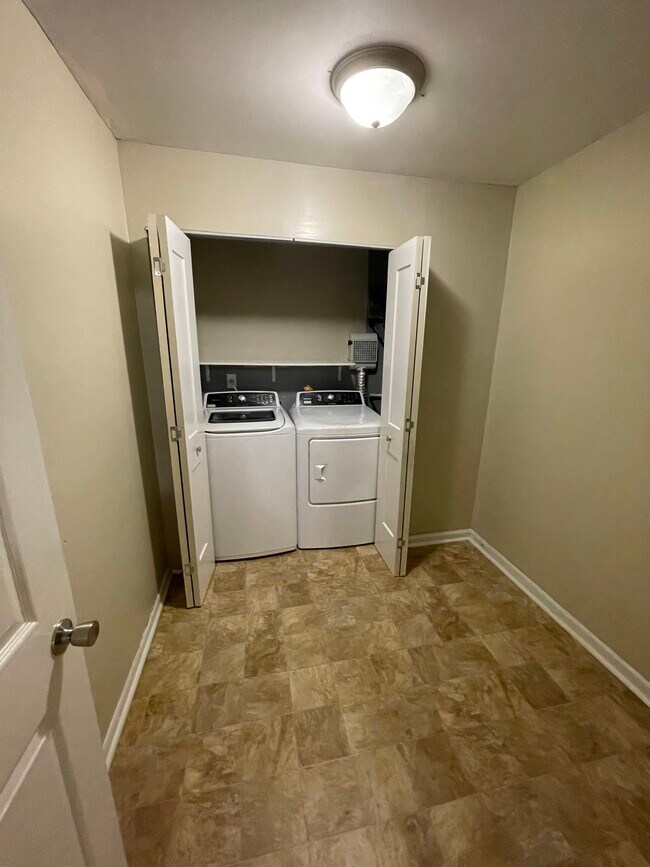 Building Photo - 1166 Booth Rd SW