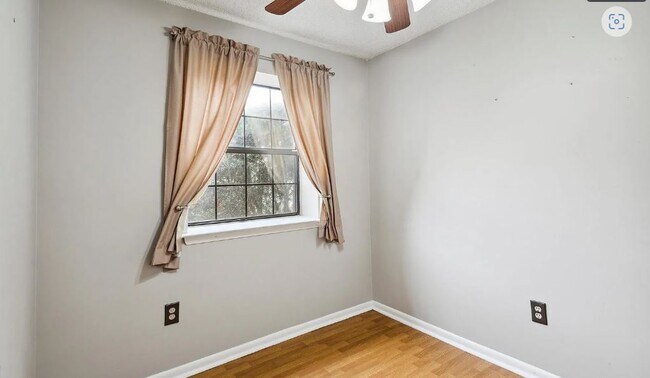 Building Photo - 3005 Valley Dr