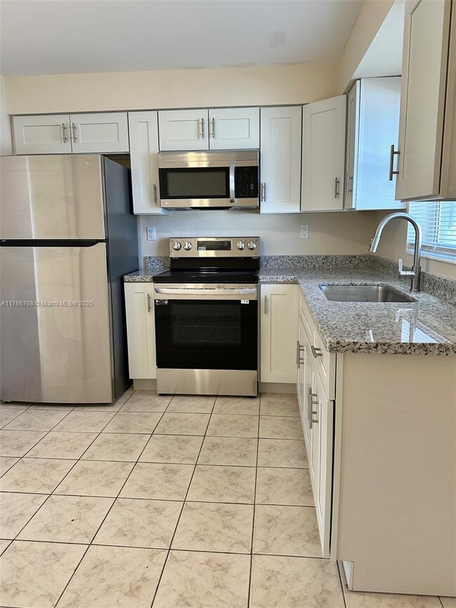 Building Photo - 3 bedroom in Dania Beach FL 33004