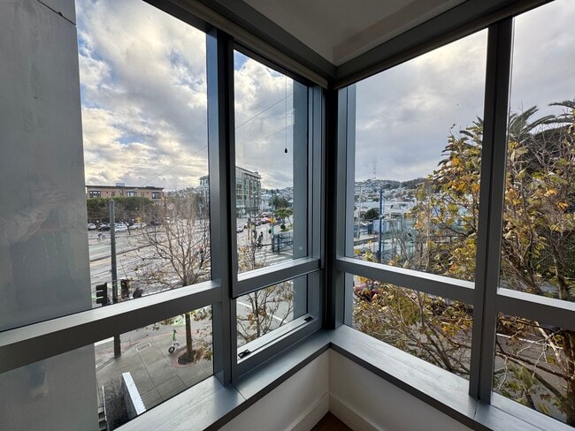 Building Photo - 8 Buchanan-301