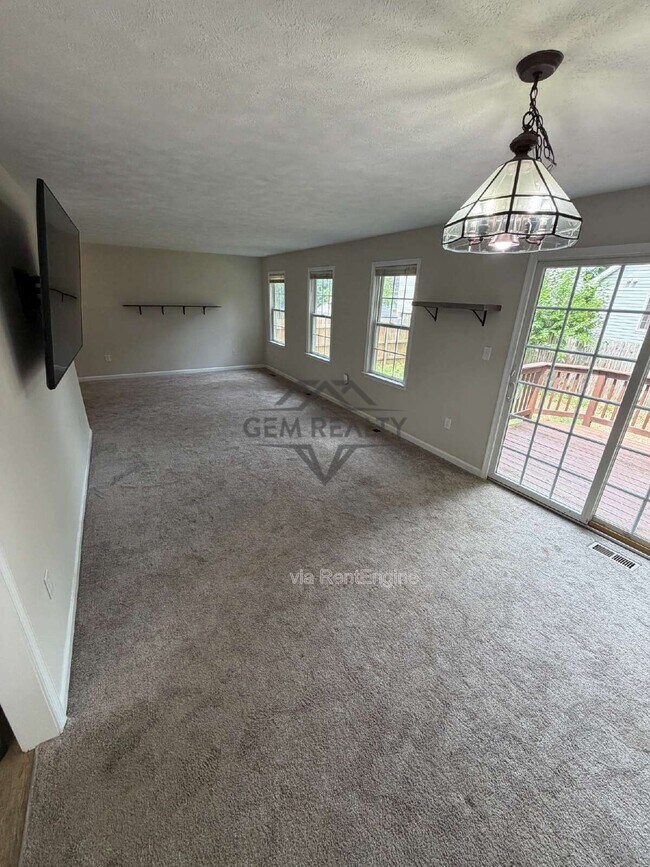 Building Photo - 313 3rd St