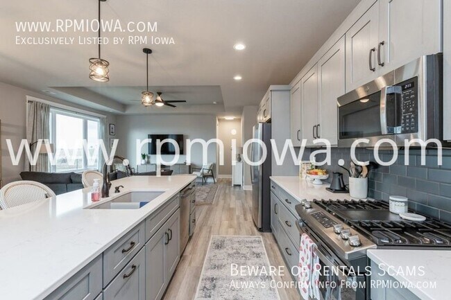 Building Photo - ZERO ENTRY EXECUTIVE RANCH!! 3 Bedroom, 2 ...