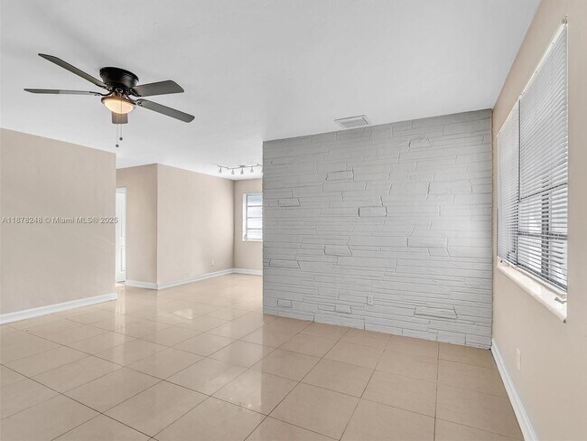 Building Photo - 365 NE 171st Terrace