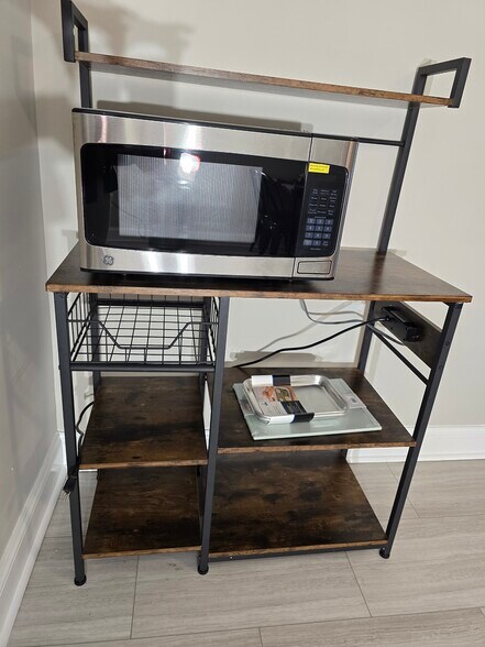 Microwave cart - 2424 Linden Ave