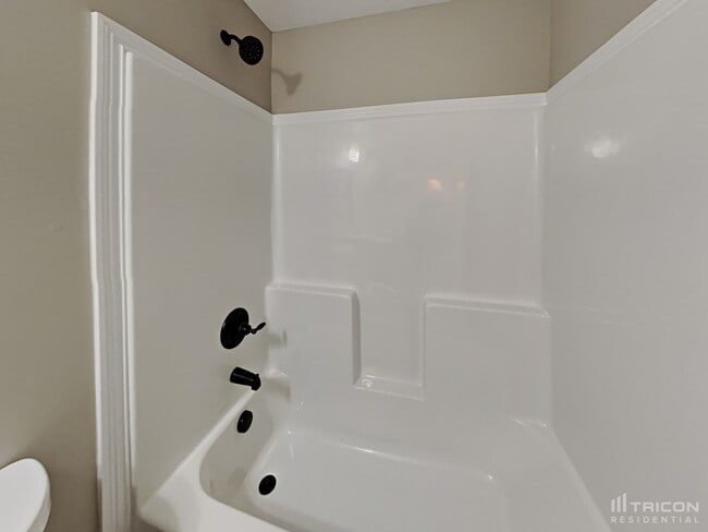 Building Photo - 634 Hollow Crst
