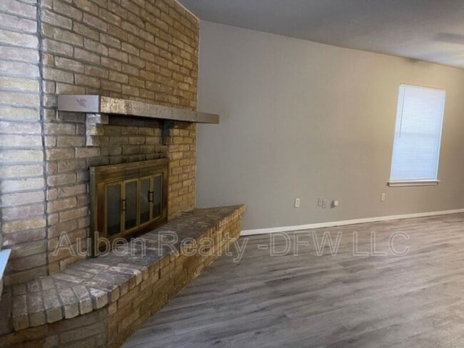 Building Photo - 921 W Rochelle Rd