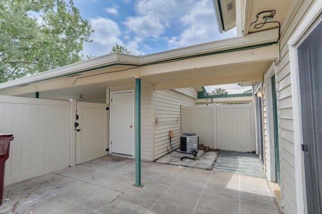 Building Photo - 1724 Townhall Ln