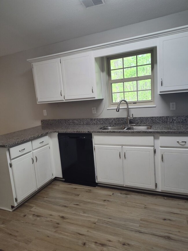 Building Photo - 3 bedroom, 2 bath ranch in Radcliff, Ky