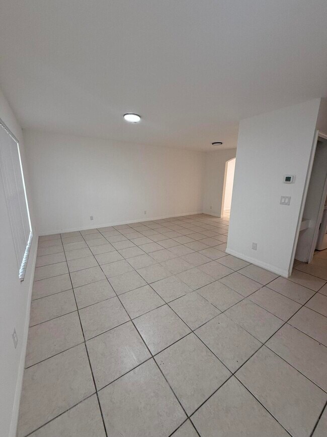 Building Photo - 1215 Hyacinth Pl